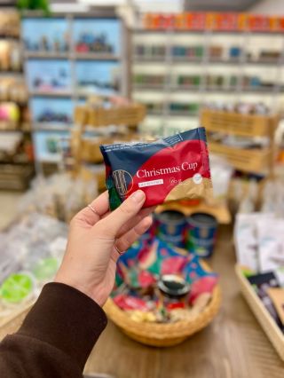 Je zpět! ❤️🎅 Naše nejoblíbenější vánoční limitka se vrátila.🎄 Poctivá čokoláda, kokos a sváteční kouzlo v jednom soustu. 🍫...